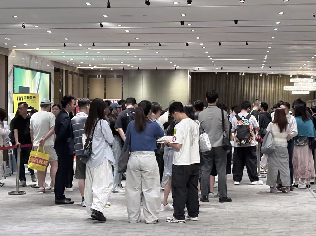 香港楼市里投资客身影增多，买家急了